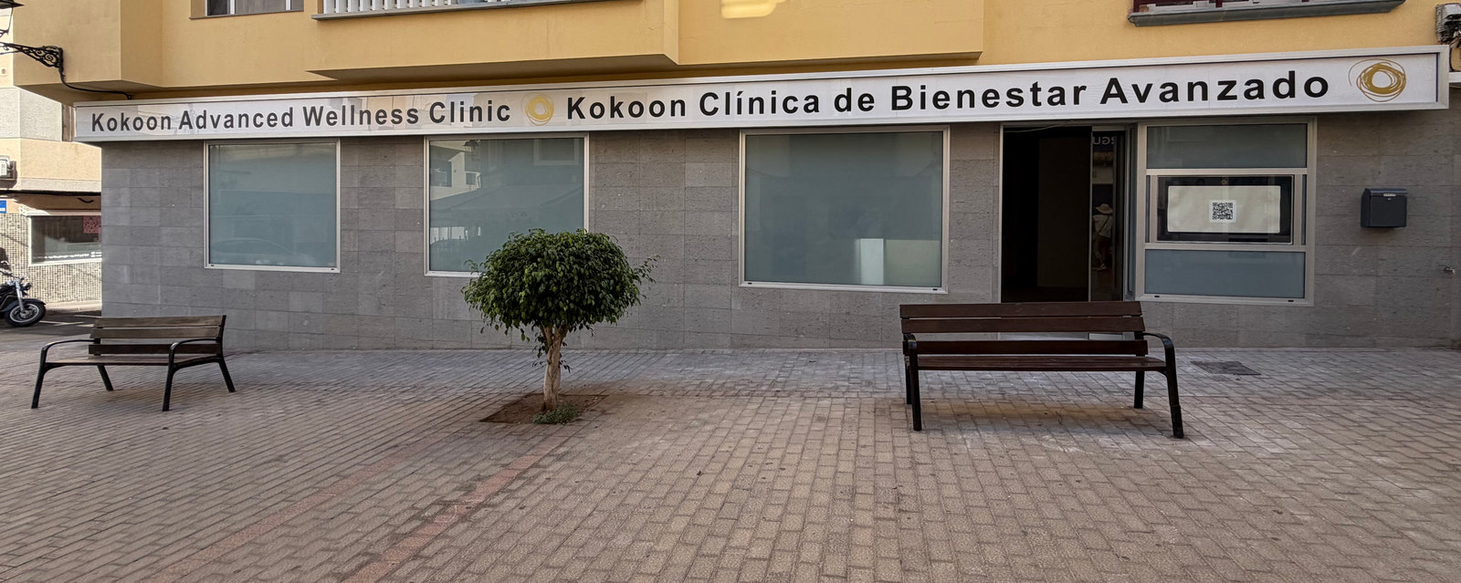 Den store klinik på Calle Ángel Guimerá 10 i Arguineguín – færdig udvendigt, med det sidste indvendige arbejde i gang, åbner snart.